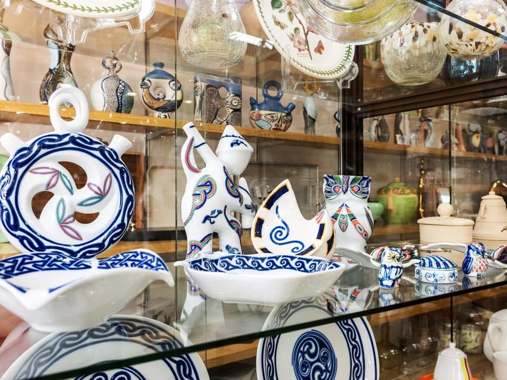 Interior de la tienda de menaje Bolivar en Narón